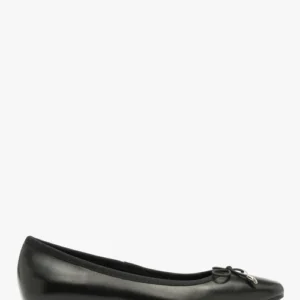 Czarne baleriny z ozdobną kokardą