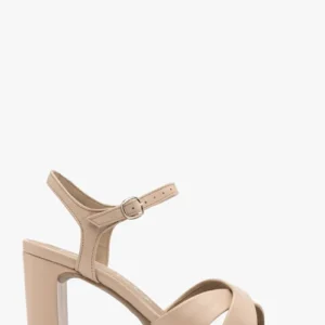 Jasnobeżowe sandały na obcasie