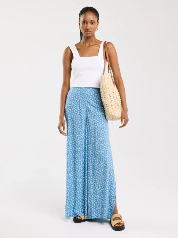 7f5b64331320b189de5b711f0182851403f3ae63 Spodnie damskie wide z wiskozy z motywem kwiatowym niebieskie Bohimi 402