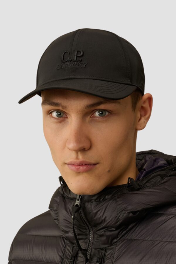 C.P. COMPANY Czarna atlasowa czapka z daszkie