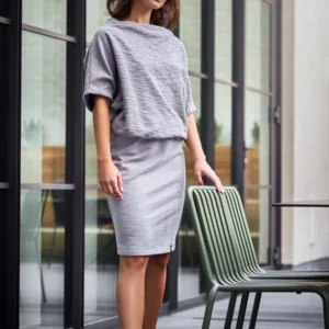 Sukienka dzianinowa ołówkowa ze zbluzowaną górą szara na co dzień