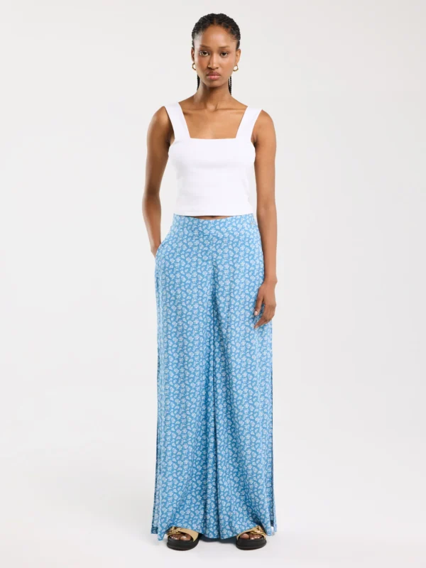 840502695290fe275eadb55f50159767aa0196a4 Spodnie damskie wide z wiskozy z motywem kwiatowym niebieskie Bohimi 402