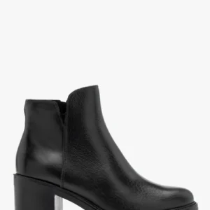 Czarne botki z ozdobnym łączeniem skór