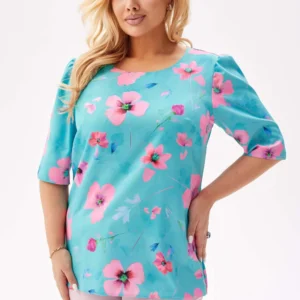 Bluzka Spring z krótkim rękawem i lekką bufką w odcieniach turkusowego błękitu w różowe kwiaty PLUS