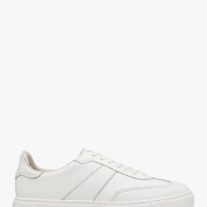 Białe buty sportowe na lekkim spodzie