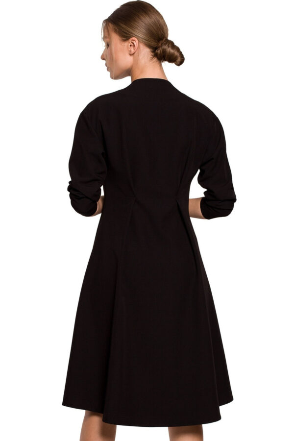 Elegancka sukienka rozkloszowana z dekoltem V i długim rękawem czarna