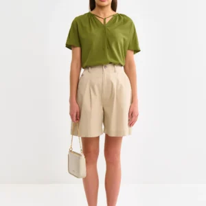 Bluzka damska z wiskozy z ozdobnym wiązaniem przy dekolcie zielona Kortini 303