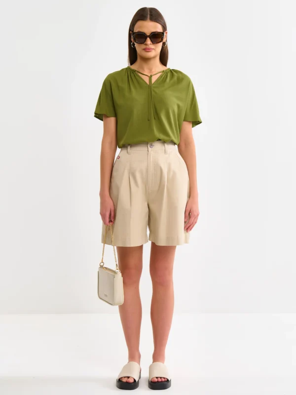 Bluzka damska z wiskozy z ozdobnym wiązaniem przy dekolcie zielona Kortini 303