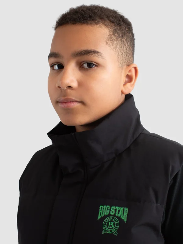 8b2daf85d6ee027b8929437d94ad800d6da2dfc5 Kamizelka chłopięca pikowana z niewielkim nadrukiem na piersi czarna Tiger 906