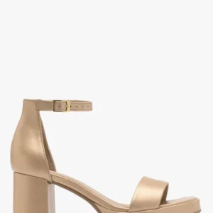 Złote sandały na masywnym obcasie i balu