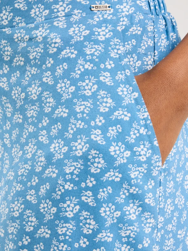 8e5219f6da02a27f969869d2251364e57ea3930b Spodnie damskie wide z wiskozy z motywem kwiatowym niebieskie Bohimi 402