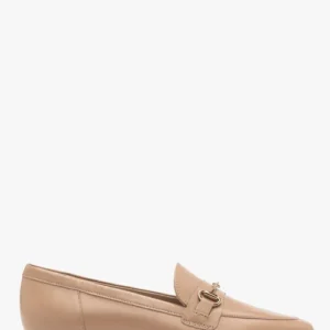 Beżowe mokasyny z miedzianą ozdobą