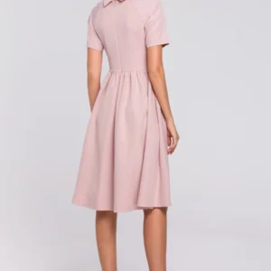 Elegancka rozkloszowana sukienka z wywiniętą stójką różowa