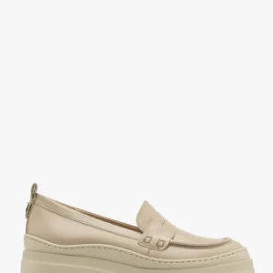 Beżowe mokasyny na masywnej podeszwie