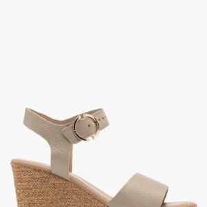 Beżowe sandały na koturnie