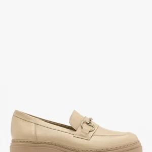 Beżowe mokasyny ze złotą ozdobą