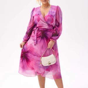 Elegancka sukienka Lilianna w odcieniach różu - zwiewność i romantyzm PLUS