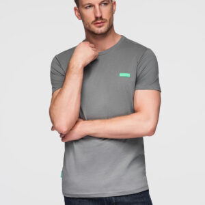 Bawełniany męski t-shirt z zieloną naszywką na piersi – szary V1