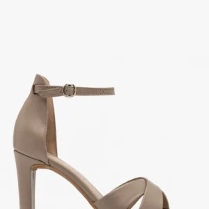 Beżowe sandały na szpilce