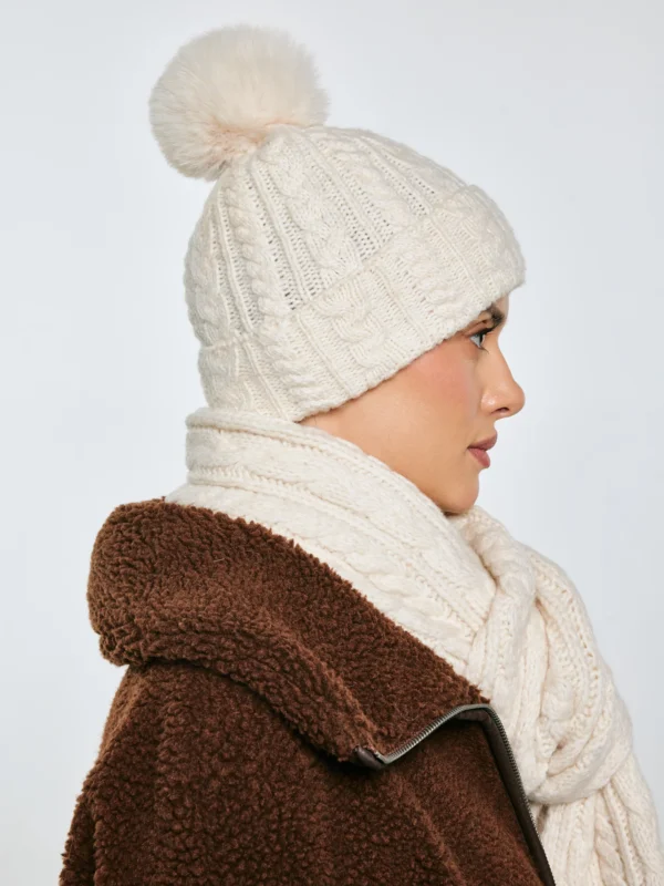 a73e26be70543dfe70264fd78456216b074449d4 Czapka damska z dekoracyjnym splotem z pomponem kremowa Carole 103