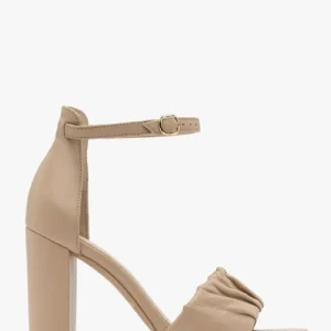 Beżowe sandały z marszczoną cholewką