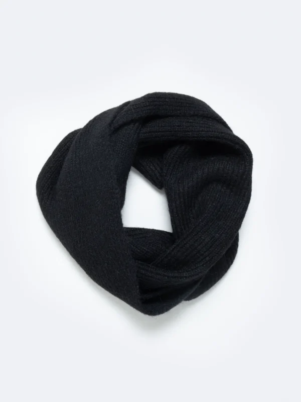 aa402a9b85018f2d0ddd9cc559d2afcf504e3f7b Szalik damski czarny Poleni 906