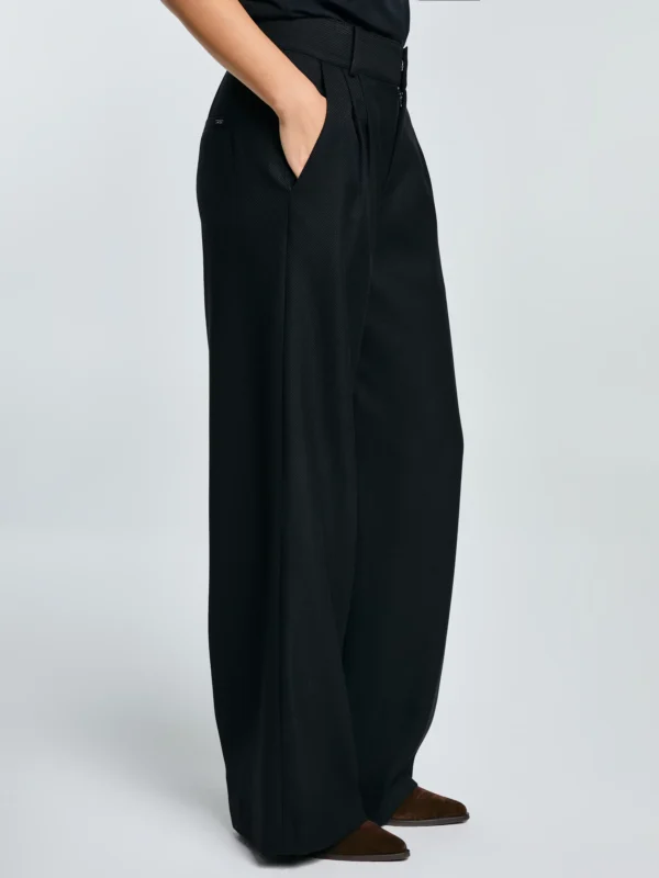 ab6c50c18d10189d702e2a062040322bfcab36a1 Spodnie damskie z szeroką nogawką z dodatkiem wiskozy czarne Emisi 906