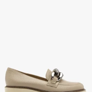 Beżowe mokasyny z ozdobnym łańcuche