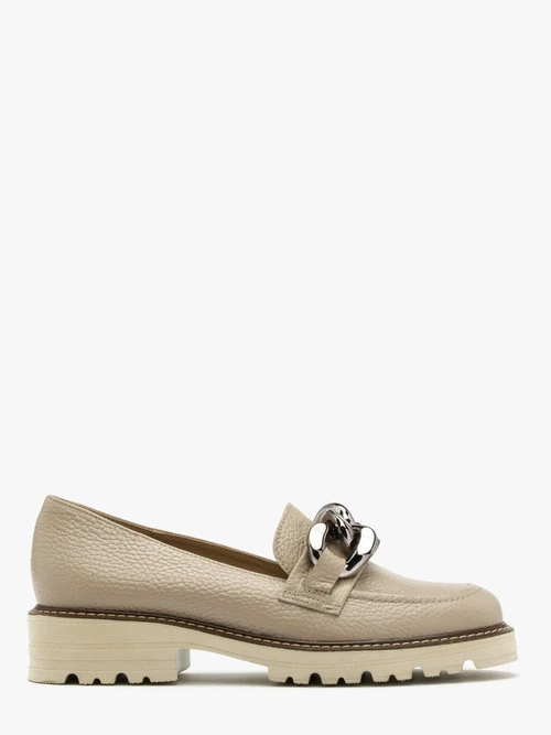 Beżowe mokasyny z ozdobnym łańcuche