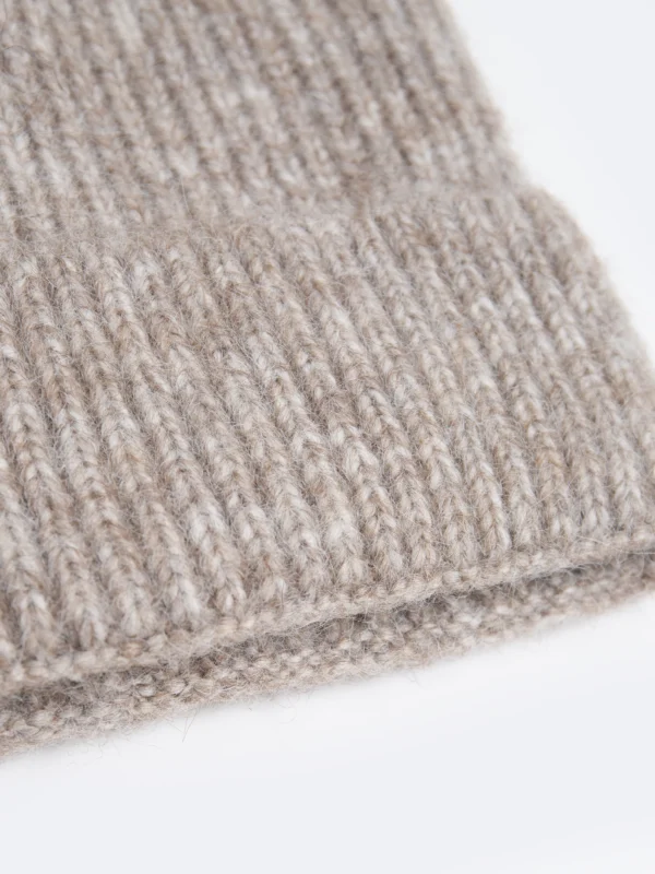 af8321946b5b6044bd8d509b44d1161e2443b9bc Czapka damska zimowa z pomponem z dodatkiem wełny beżowa Polenia 801