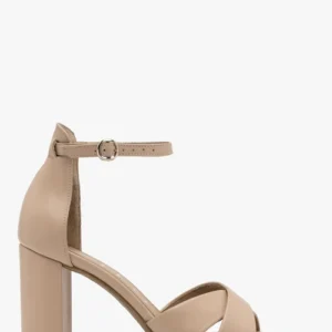 Beżowe sandały na wysokim słupku