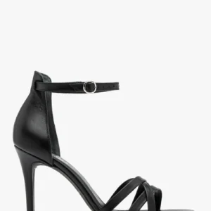 Czarne sandały z ozdobnymi paseczkami