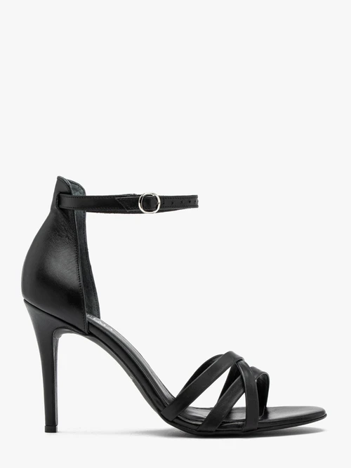 Czarne sandały z ozdobnymi paseczkami