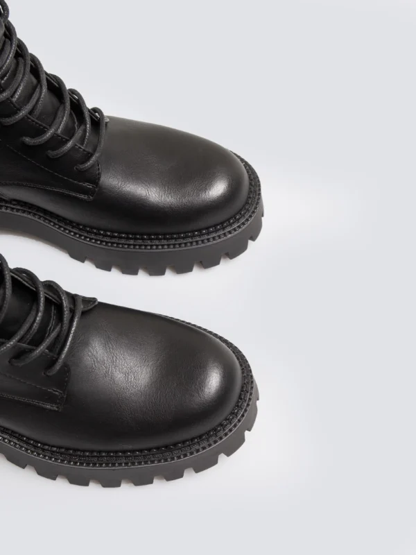 b03db8123e5d28b49bcf06ab8c6981818ff7abcd Trapery damskie ze skóry ekologicznej czarne OO274137 906