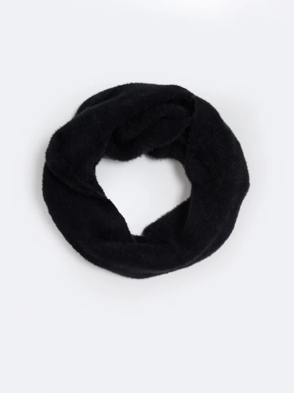 Szalik dziewczęcy z puszystej przędzy czarny Cattis 906