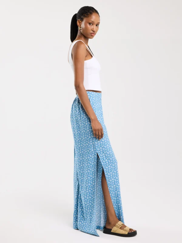 b3cf85031b64e3c3b4604f89d57932bd3188ab11 Spodnie damskie wide z wiskozy z motywem kwiatowym niebieskie Bohimi 402