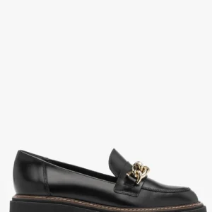 Czarne mokasyny damskie z masywną złotą ozdobą