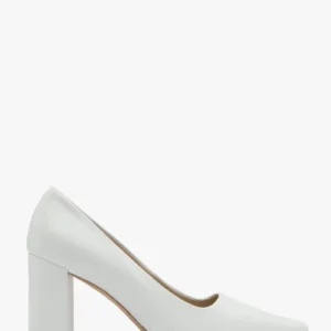 Białe czółenka na słupku