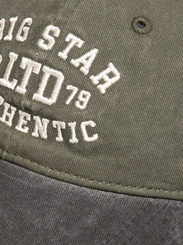 b9b328a936e428346b6621223207c932386c1140 Czapka z daszkiem z haftem khaki Noel 303