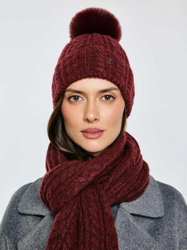 Czapka damska z dekoracyjnym splotem z pomponem bordowa Carole 604