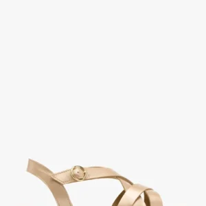 Złote sandały na płaskiej podeszwie