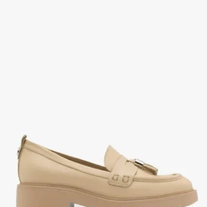 Beżowe mokasyny z ozdobnymi frędzlami