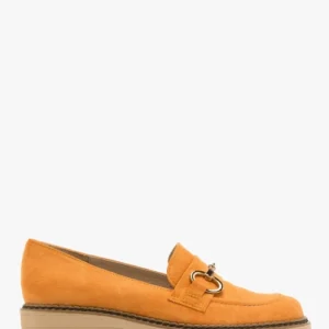 Pomarańczowe mokasyny ze złotą ozdobą