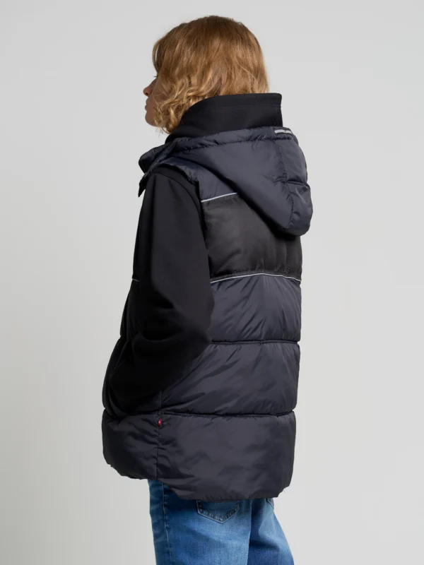 Kamizelka chłopięca z kapturem pikowana czarna Dilan 906