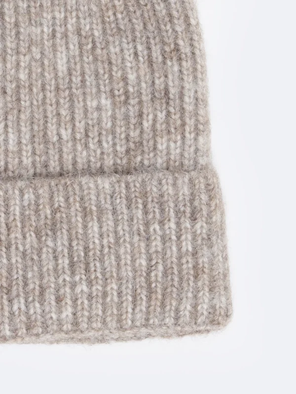 c7769a93f68a40a3515b7d172904a1540fd25b19 Czapka damska zimowa z pomponem z dodatkiem wełny beżowa Polenia 801