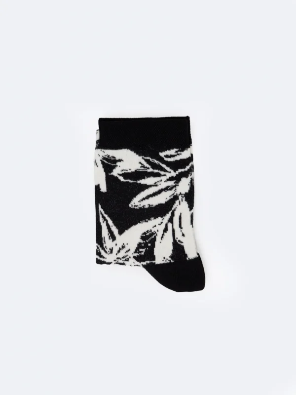 cd669bd3362a36284813b1490a53a5a7a2fec265 Skarpety damskie bambusowe z motywem kwiatowym czarne Floreta 906