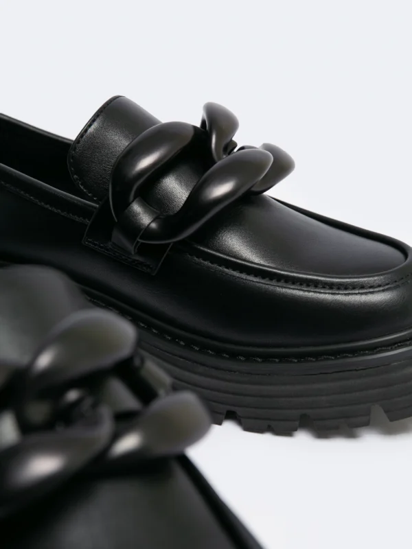 Mokasyny damskie loafersy z ozdobnym łaŅcuchem czarne LL274580 906