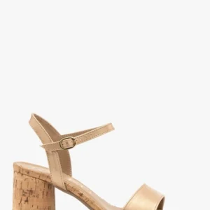 Złote sandały na obcasie obleczonym korkie