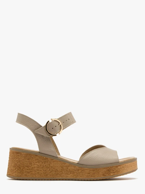 Beżowe sandały na platformie