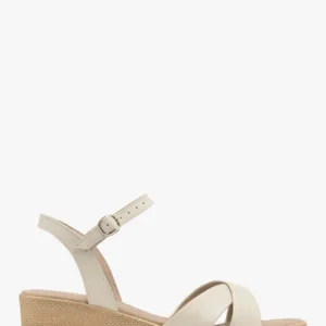 Kremowe sandały na niskiej platformie